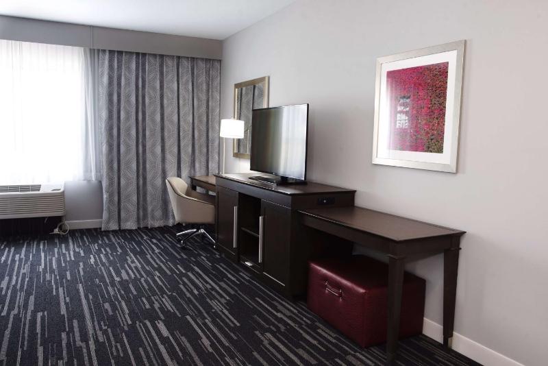 Queen Studio Suite with Two Queen Beds - Non-Smoking image 4