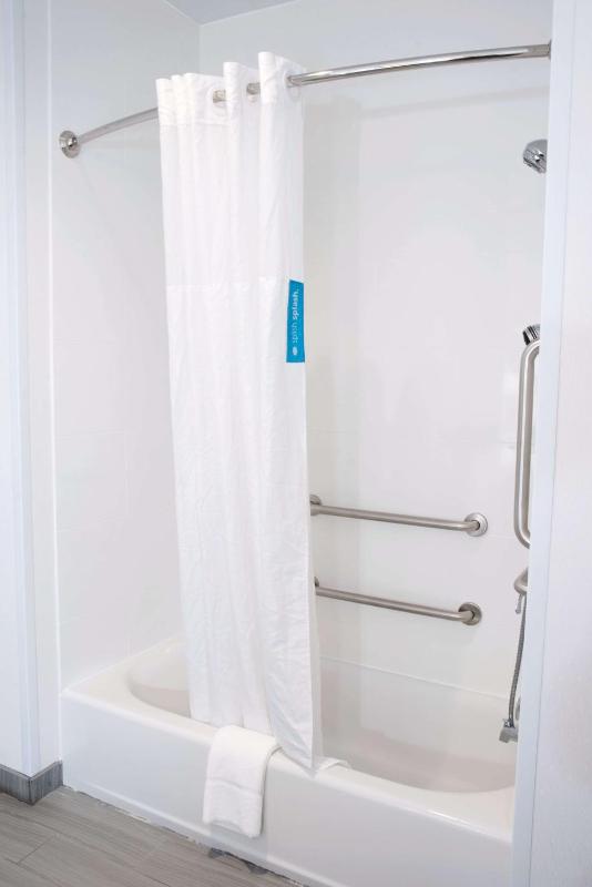 Queen Room with Two Queen Beds - Mobility Access/Non-Smoking image 2