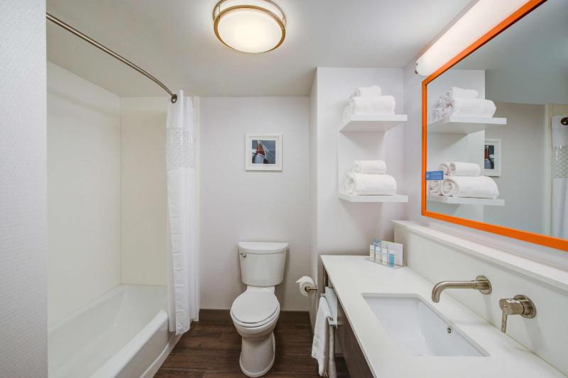 King Room - Non-Smoking image 3