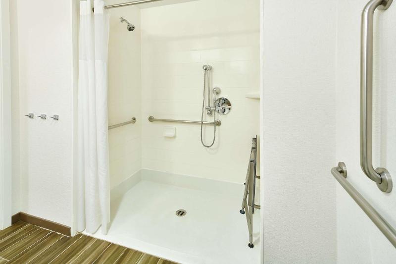 King Room with Roll-In Shower - Mobility and Hearing Access/Non-Smoking image 3
