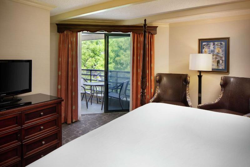 King Room with Balcony image 2