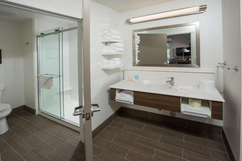 Queen Studio Suite with Two Queen Beds - Non-Smoking image 2