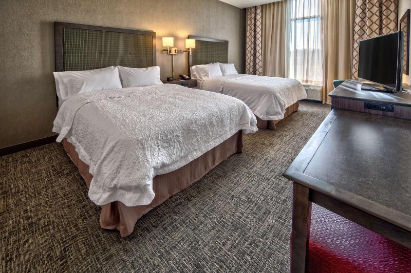 Queen Room with Two Queen Beds - Non-Smoking image 4