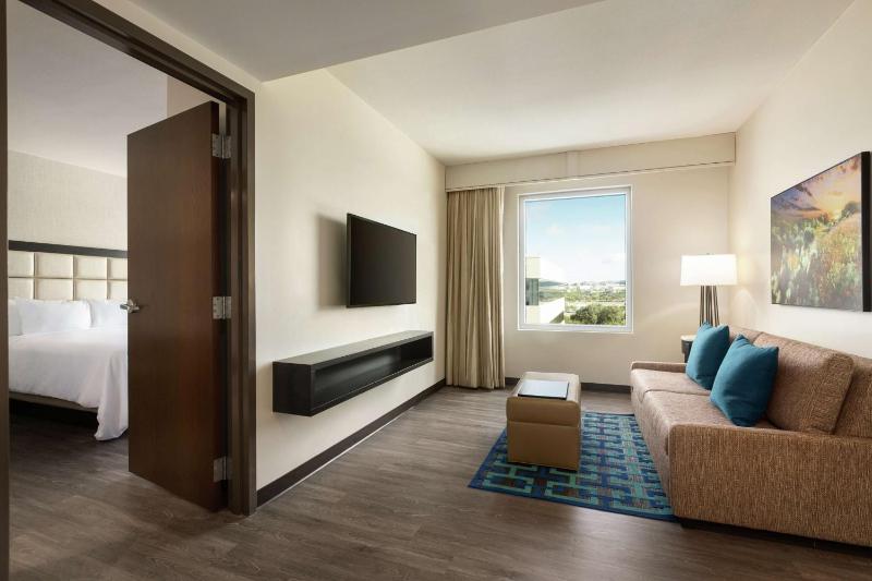 Two-Room Queen Suite with Two Queen Beds image 3