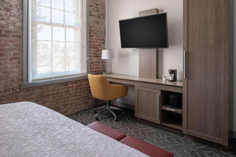 King Room with Bath Tub - Mobility/Hearing Accessible - Non-Smoking image 3