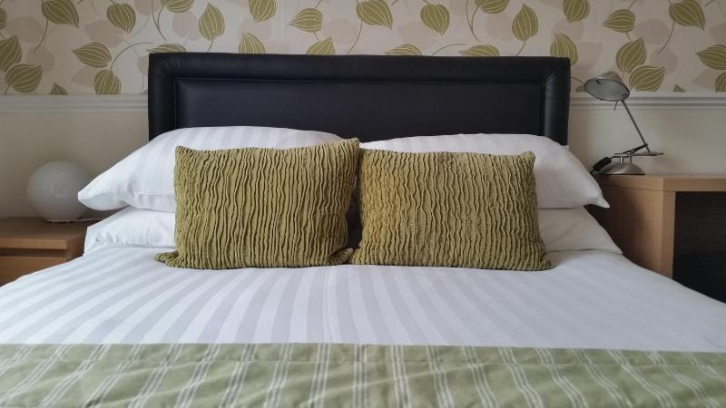 Double Room with Ensuite Bathroom image 4