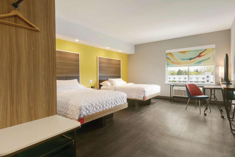 Queen Room with Two Queen Beds - Mobility and Hearing Access image 4