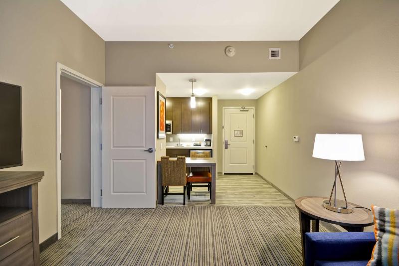 One-Bedroom Queen Suite with Two Queen Beds - Non-Smoking image 4