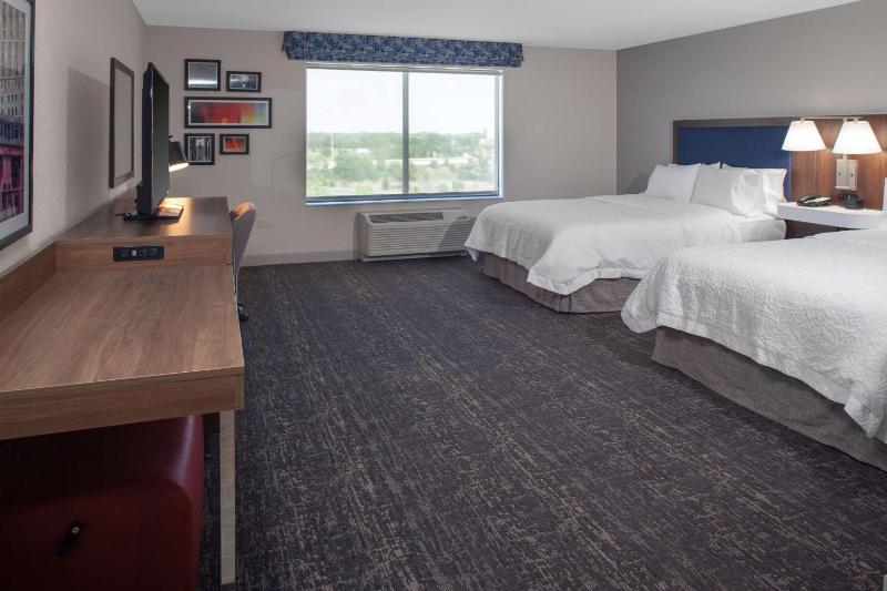 Queen Room with Two Queen Beds - Non-Smoking image 4