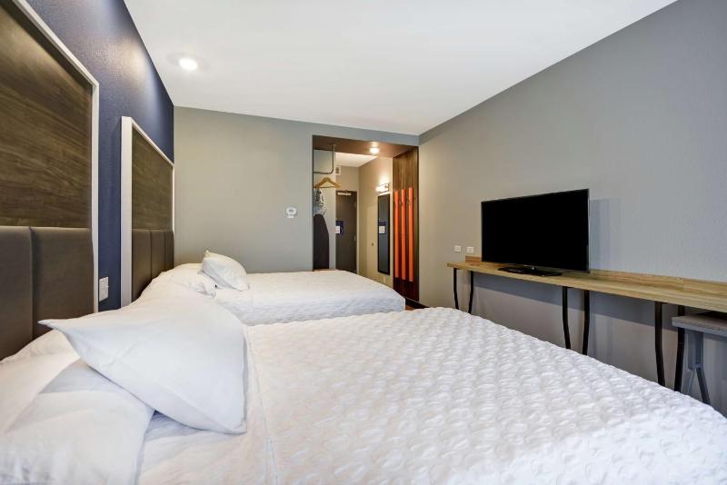 Queen Room with Two Queen Beds image 2