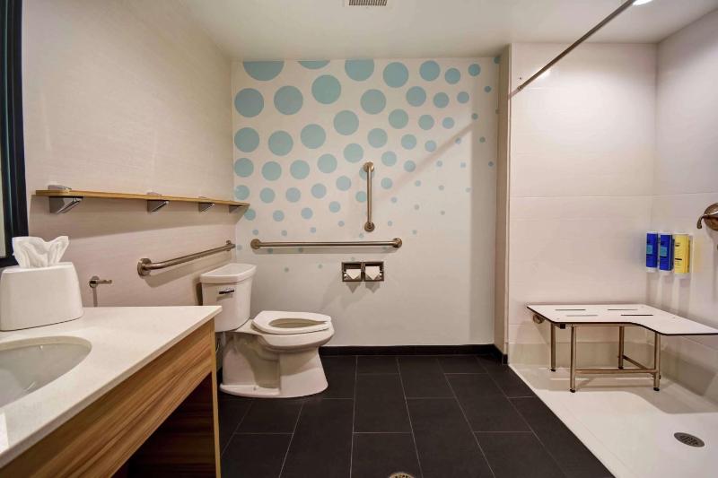 King Room with Roll-In Shower - Mobility and Hearing Access image 3