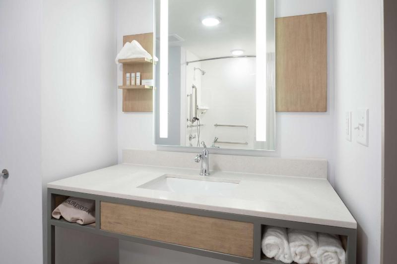 Junior King Suite with Bath Tub - Mobility Access image 2