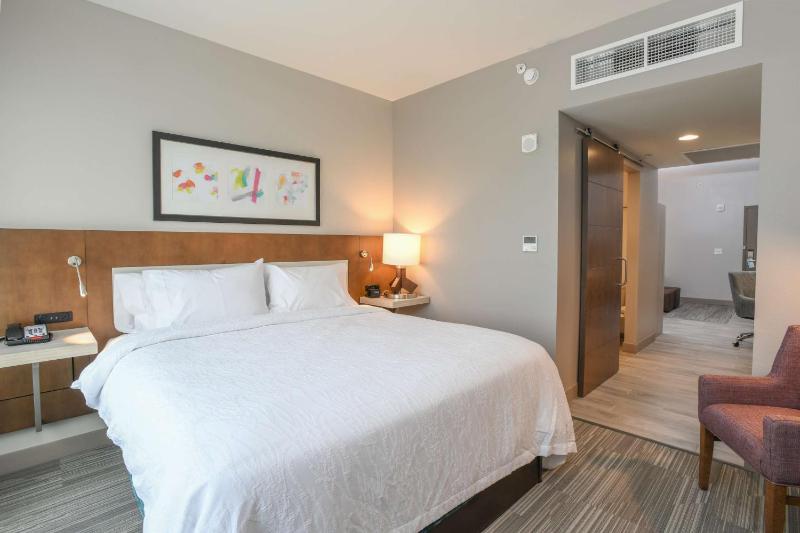 Deluxe King Room with Sofa Bed image 3