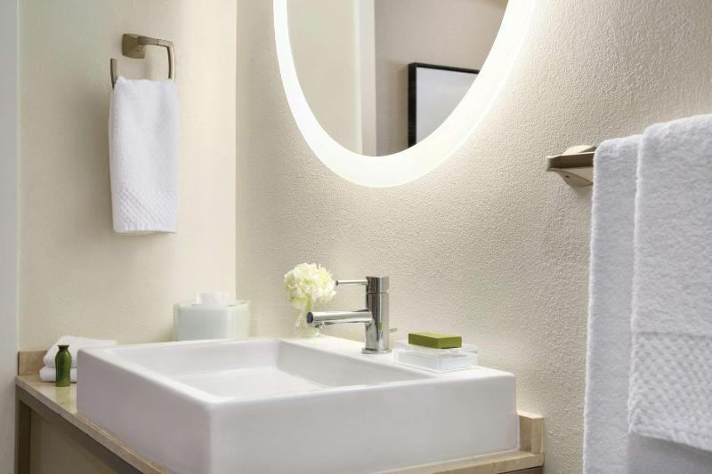 Junior Suite with Two Double Beds and Historic City View image 2