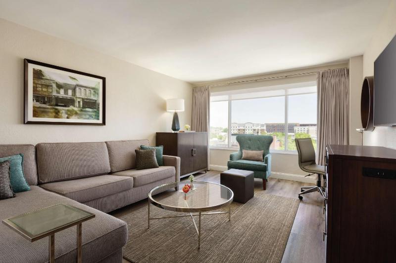 Junior Suite with Two Double Beds and Historic City View image 4