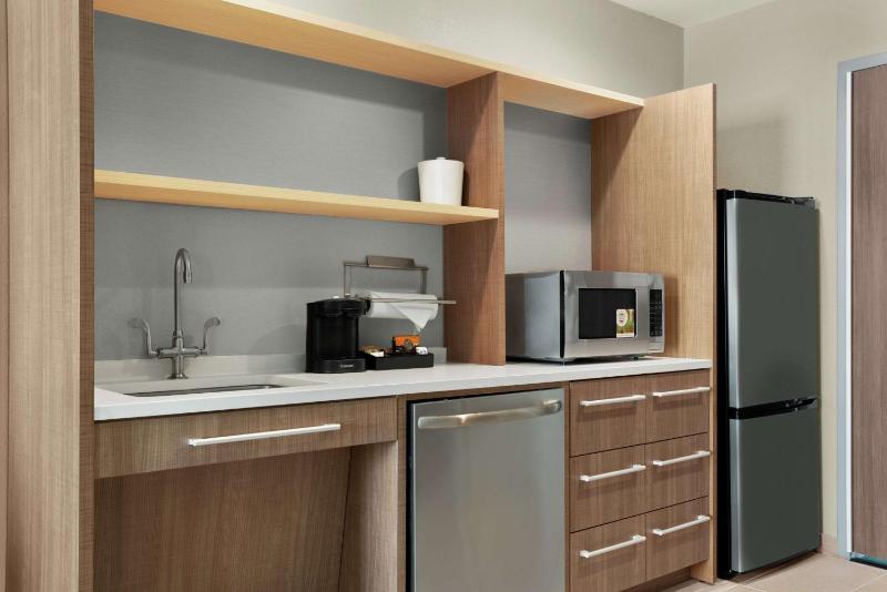 King Studio with Transfer Shower - Mobility Access/Non-Smoking image 3
