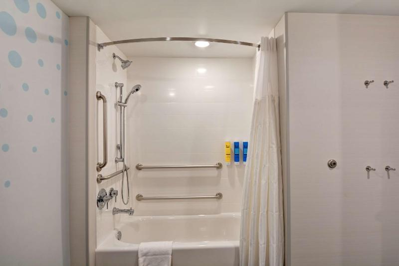 King Room with Accessible Tub - Mobility Access image 3
