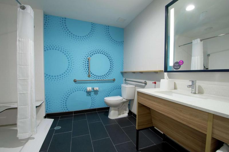 King Room with Roll-In Shower - Mobility Access image 2