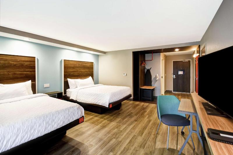 Queen Room with Two Queen Beds and Roll-In Shower - Mobility Access/Non-Smoking image 1