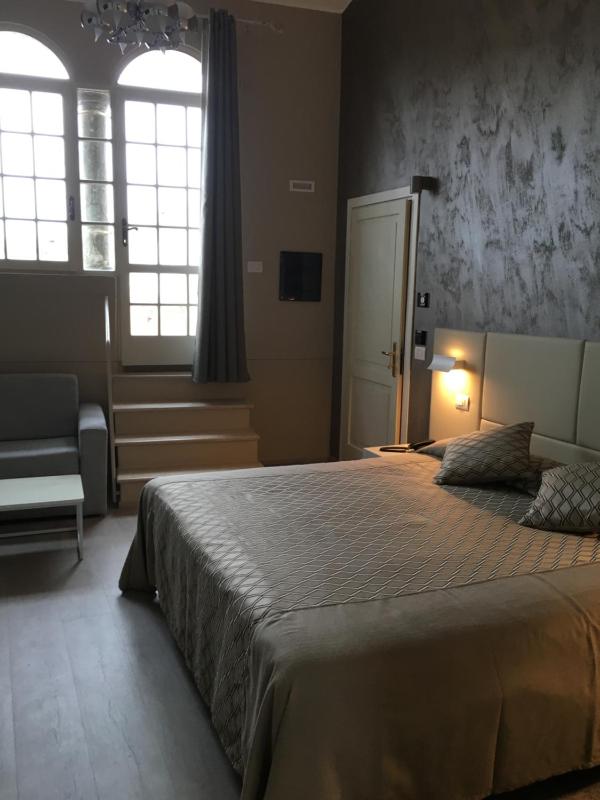 Deluxe Suite with Spa Bath image 2