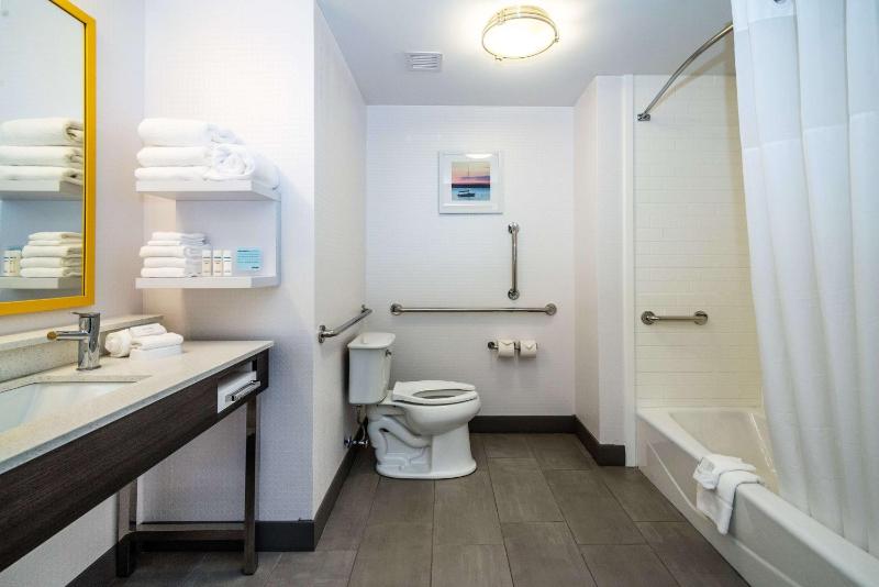 Queen Room with Bath Tub - Mobility Access/Non-Smoking image 4