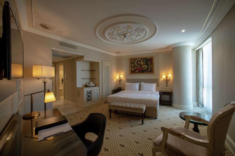 Queen Room image 3