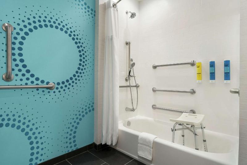 King Room with Accessible Tub - Mobility Access image 2