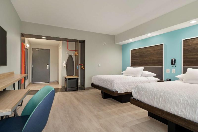 Queen Room with Two Queen Beds - Hearing Access image 3