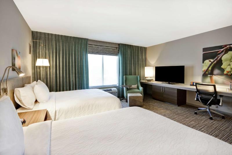Queen Room with Two Queen Beds - Mobility Access image 4