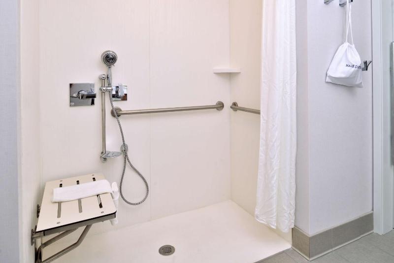 King Room with Roll-In Shower - Mobility and Hearing Access/Non-Smoking image 2