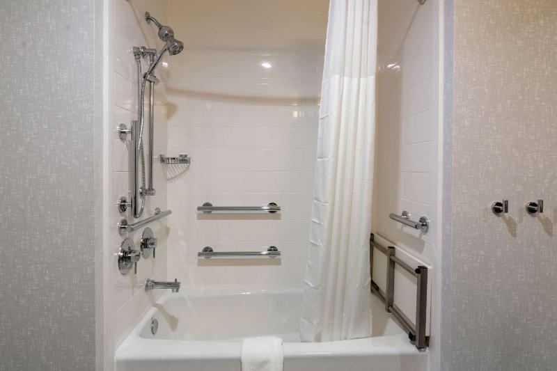 Hampton by Hilton Dallas East - image 12