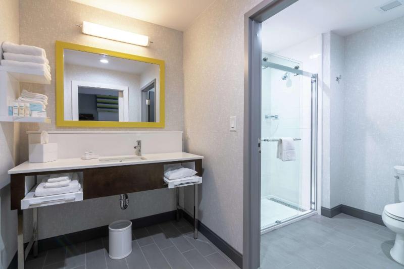 Hampton by Hilton Dallas East - image 13