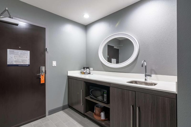 Hampton by Hilton Dallas East - image 2