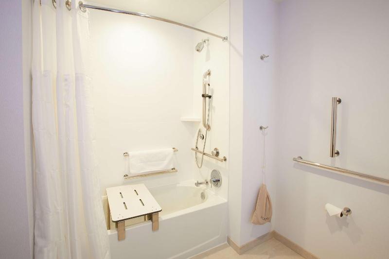 Queen Room with Two Queen Beds - Mobility and Hearing Access image 2