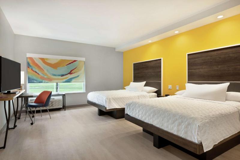 Queen Room with Two Queen Beds - Mobility Access image 3