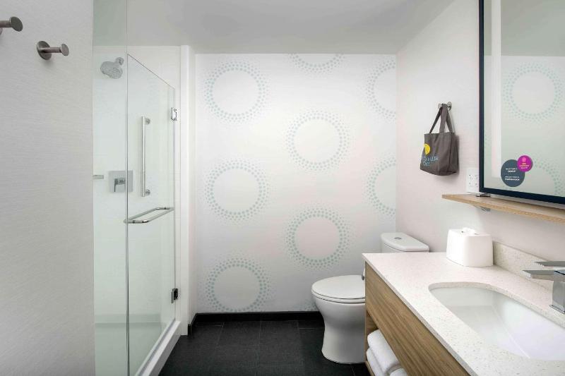 Queen Room with Two Queen Beds - Hearing Access image 2