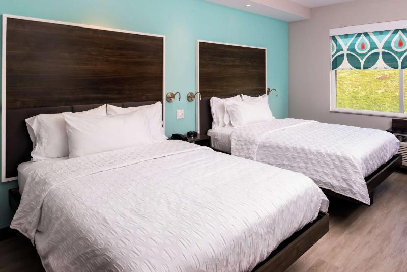 Queen Room with Two Queen Beds - Mobility Access image 1
