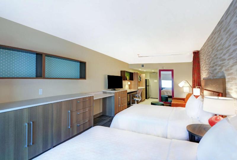 Queen Studio with Two Queen Beds - Non-Smoking image 2