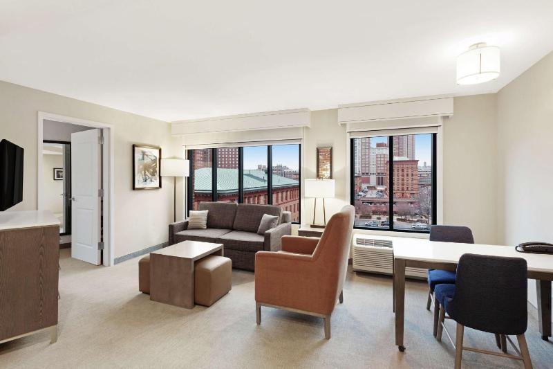 One-Bedroom Corner King Suite - Hearing Accessible image 1