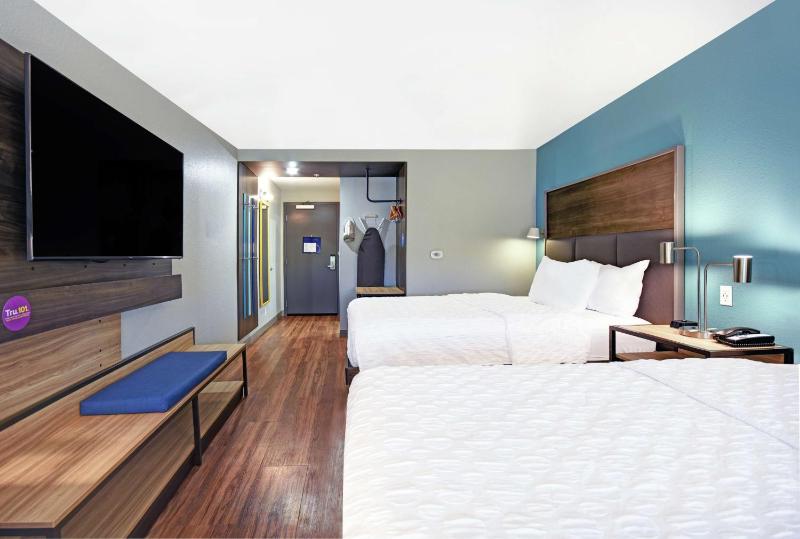 Queen Room with Two Queen Beds image 4