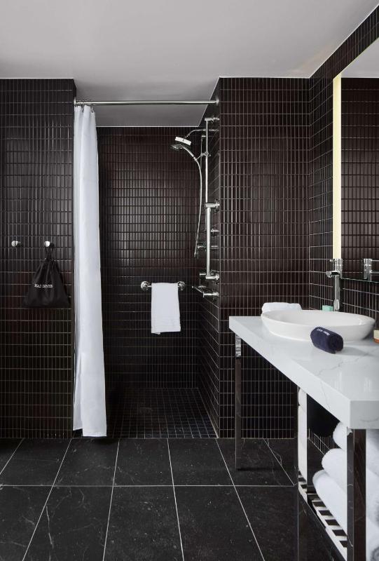 Queen Room with Two Queen Beds and Transfer Shower - Mobility Access image 2