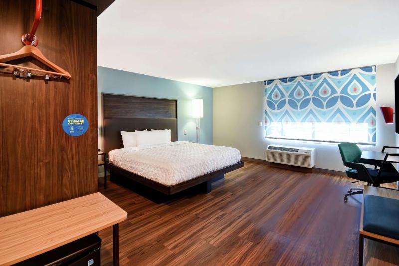 King Room with Tub - Hearing Accessible  image 3