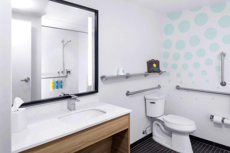 Queen Room with Two Queen Beds and Roll-In Shower - Mobility Access/Non-Smoking image 2