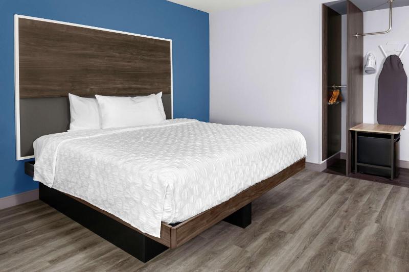 King Room with Accessible Tub - Mobility Access image 3