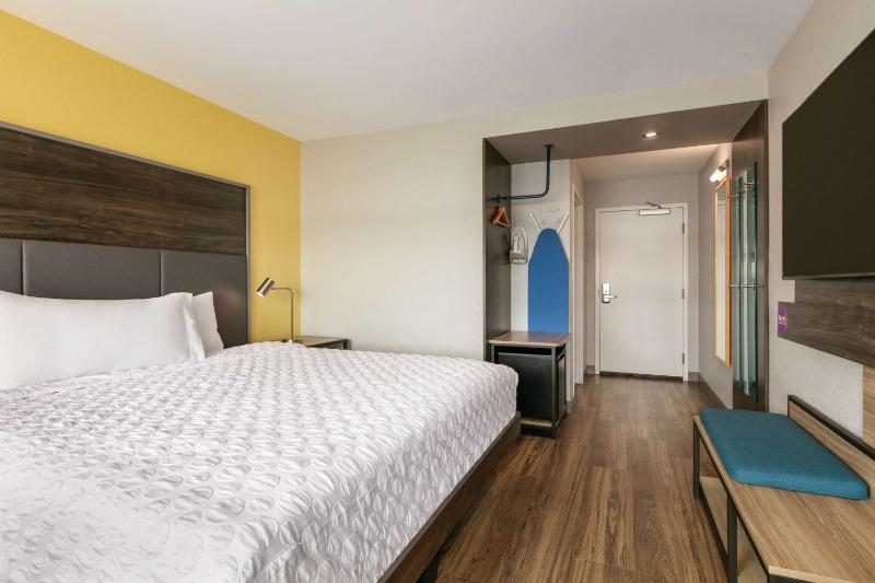 King Room image 3