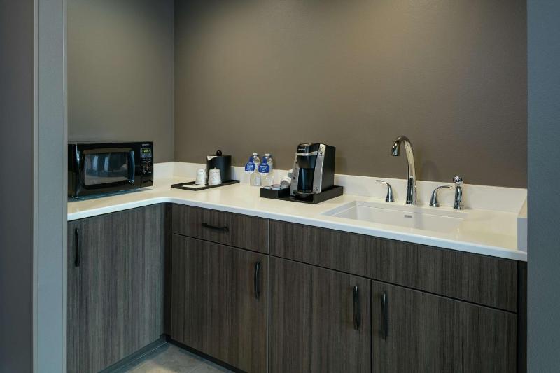 One-Bedroom King Suite image 3