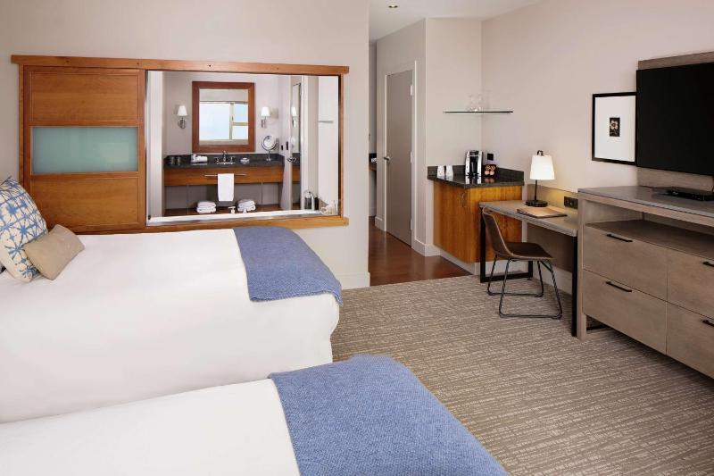 Deluxe Double Room with Two Double Beds and Bay View image 1