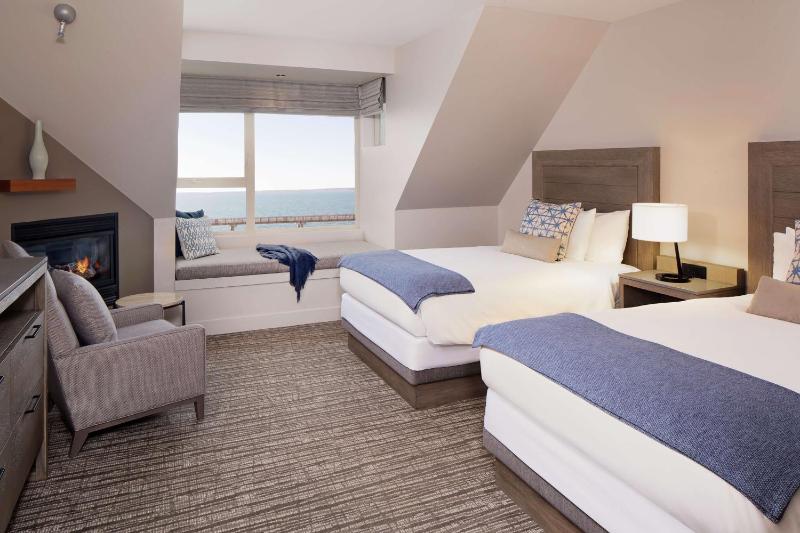 Deluxe Double Room with Two Double Beds and Bay View image 3