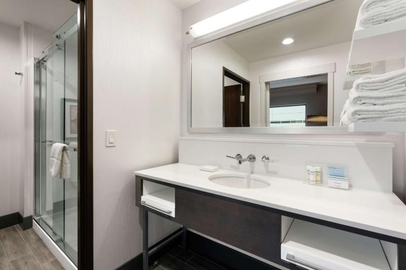 Deluxe King Room with Sofa Bed - City View image 3