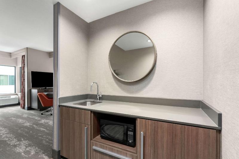 Deluxe King Room with Sofa Bed - City View image 4